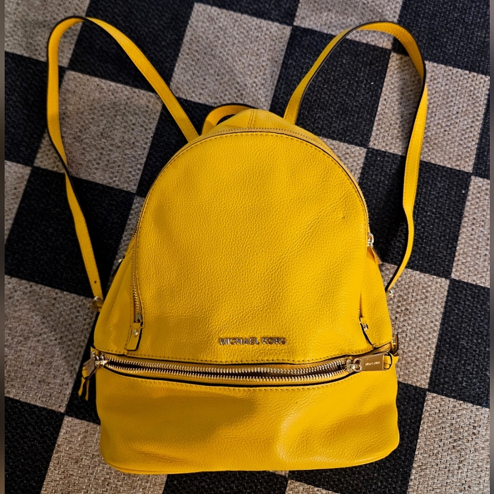 Michael Kors Rhea Medium Zip  Backpack💛